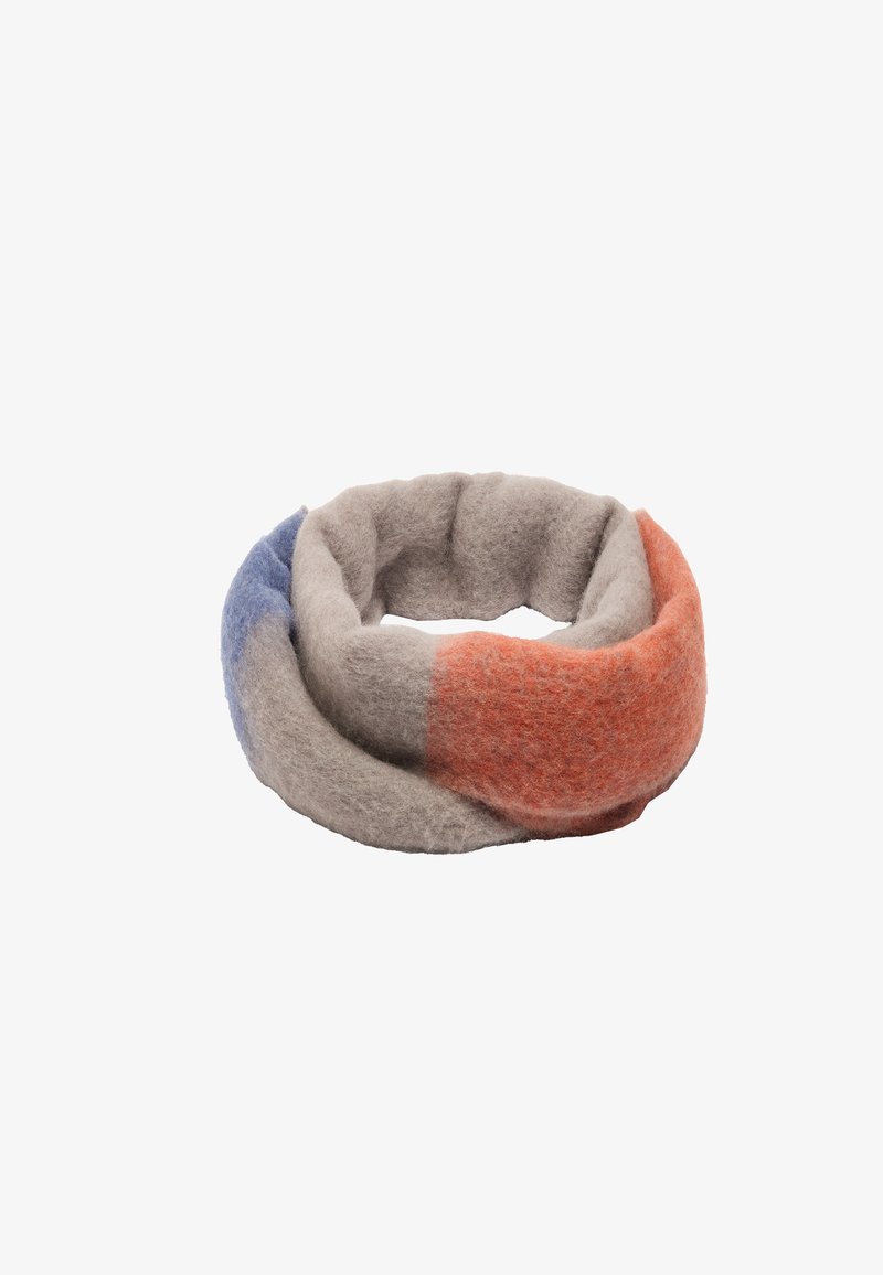 Wełniany szal w kolorze szarym, z gradientowym wzorem w odcieniach niebieskiego i pomarańczowego. Miękka tekstura, okrągły kształt, bezszwowy design.
