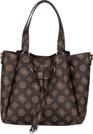 Mørkebrun Guess håndtaske med beige logoprint over det hele, dobbelte håndtag og snørelukning foran.