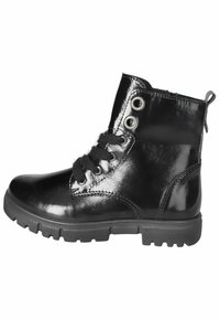 Botín de charol negro hasta el tobillo con punta redonda, suela de goma texturizada, diseño de cordones en el lateral y dos ojales metálicos cerca del tobillo.