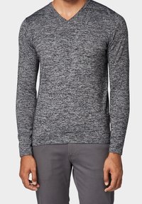 Långärmad V-ringad skjorta i en melerad grå tyg. Slim fit med ett strukturerat mönster, tillsammans med grå byxor.