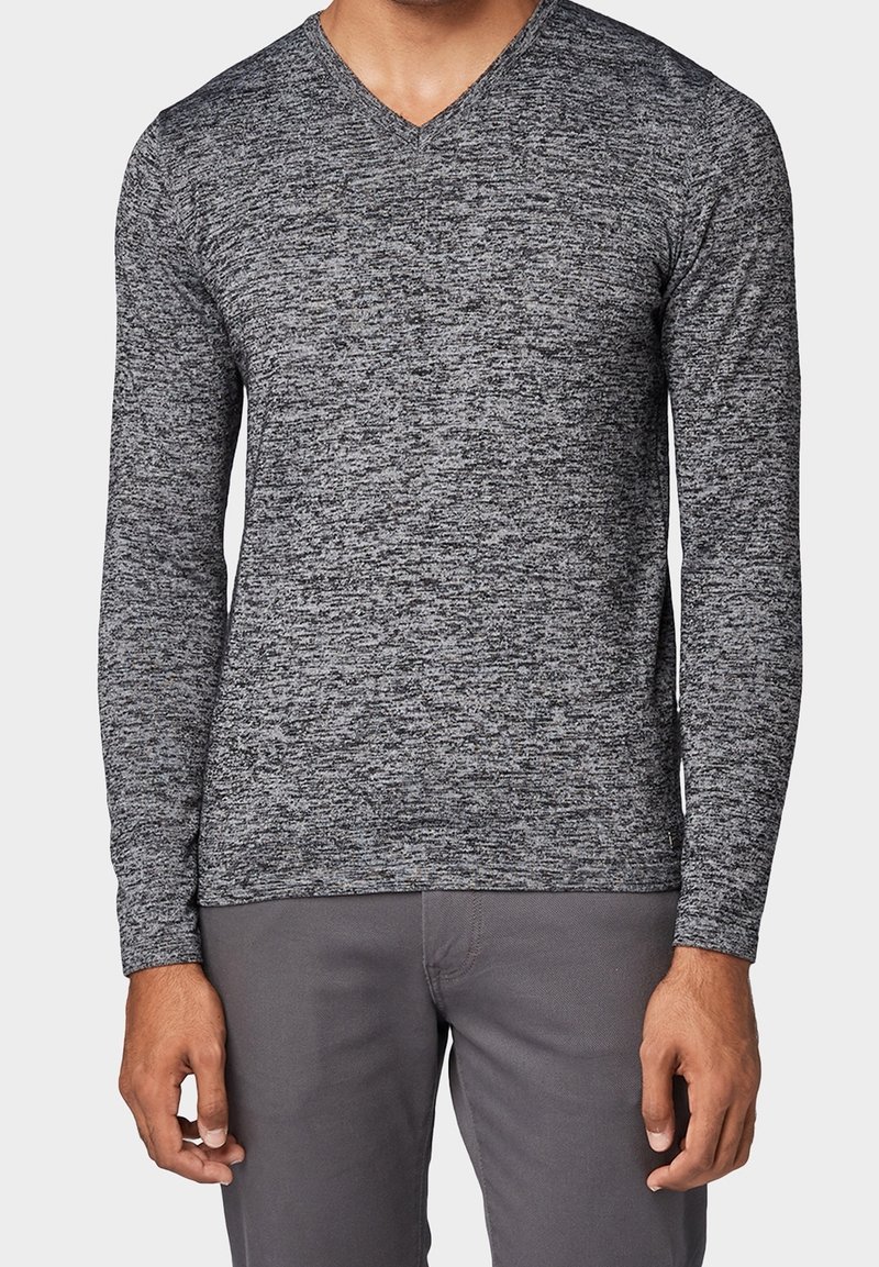 Långärmad V-ringad skjorta i en melerad grå tyg. Slim fit med ett strukturerat mönster, tillsammans med grå byxor.