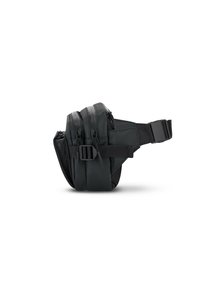 Borsa a vita nera con tre scomparti con zip, tracolla regolabile e chiusura a fibbia, caratterizzata da una texture liscia e un design minimalista.