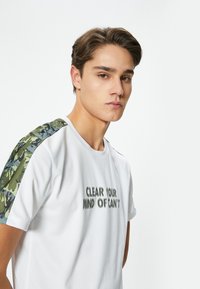 Koton - T-shirt z nadrukiem