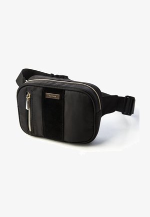 Marsupio in nylon nero con chiusura a zip, dotato di tasca frontale con zip, un accento in tessuto morbido e una placca metallica con logo. Include una tracolla regolabile.