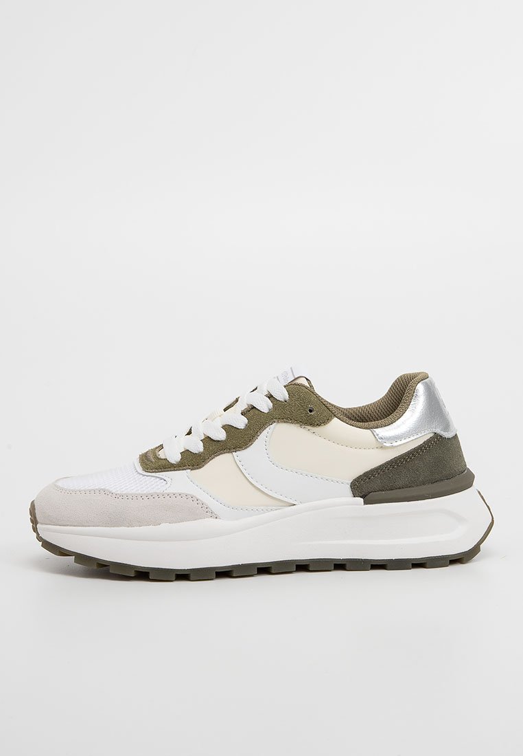 Sportlich Sneaker mit einem cremefarbenen Obermaterial, olivgrünen Akzenten, silberner metallischer Ferse und strukturiertem grauen Zehenbereich. Gepolsterte weiße Zwischensohle, Gummiaußensohle.