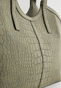 Sac en cuir vert olive embossé crocodile avec deux poignées supérieures, détails de couture et une forme structurée.