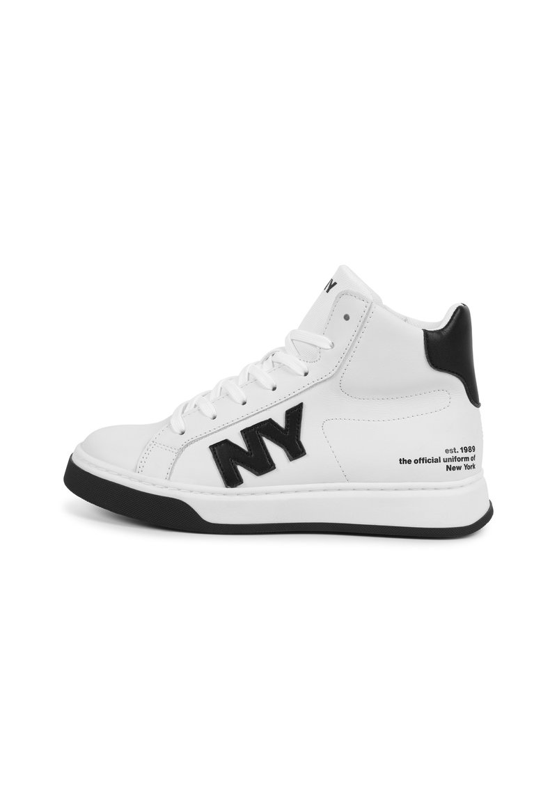 Zapatillas altas de piel blanca con acentos en negro, que cuentan con un prominente logo negro de "NY", suela texturizada y detalles impresos en el lateral.
