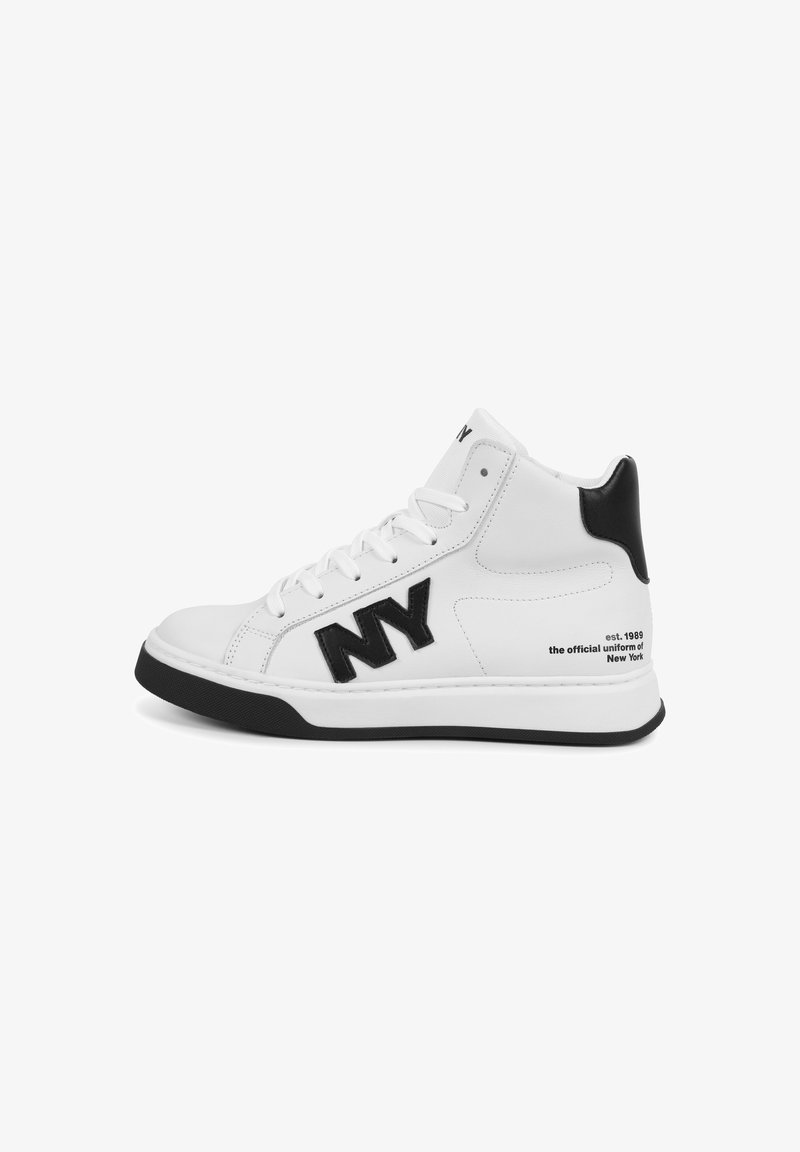 Zapatillas altas de piel blanca con acentos en negro, que cuentan con un prominente logo negro de "NY", suela texturizada y detalles impresos en el lateral.