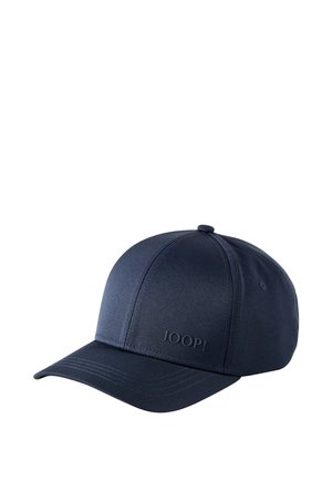 Donkerblauwe baseballpet met gebogen klep en gestikte panelen, met een reliëflogo van "JOOP!" in het midden vooraan.