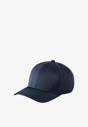 Donkerblauwe baseballpet met gebogen klep en gestikte panelen, met een reliëflogo van "JOOP!" in het midden vooraan.
