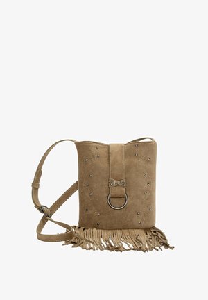 Bruine suède schoudertas met franjes. Voorzien van zilverkleurige studs en decoratieve stiksels. Verstelbare schouderriem en een voorflap met een metalen ring.