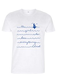 Bílý tričko s modrým textem a vlnami. Text zní "dívka, která má všechno Ariel," s siluetou dívky na skále.