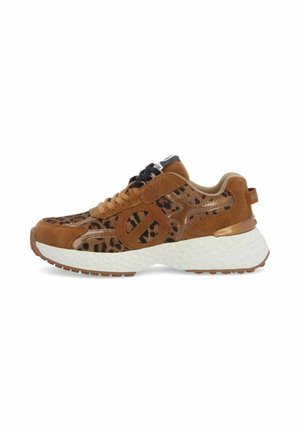 Zapatilla marrón con detalles de estampado de leopardo, suela blanca gruesa, cordones negros y materiales de ante y cuero, vista desde un lado.