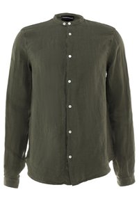 Olivově zelená košile s dlouhým rukávem a mandarínským límcem, s knoflíkovým zapínáním vpředu a bílými knoflíky; vyrobena z texturované, lehké látky.