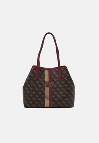 Torba tote w brązowym i beżowym wzorze monogramu, bordowych pionowych paskach oraz pasujących bordowych uchwytach, z logo GUESS z przodu.
