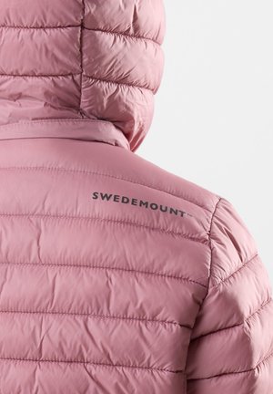 Helle rosa gepolsterte Jacke mit Kapuze, die ein gesteppte Design aufweist und den Markennamen "SWEDEMOUNT" in dunkler Schrift auf dem Rücken trägt.