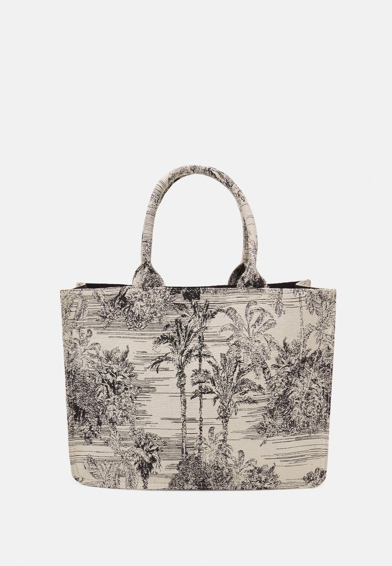 Sac fourre-tout beige avec imprimé noir détaillé de palmier et de feuillage, doté de deux poignées arrondies et d’un design rectangulaire à ouverture supérieure.
