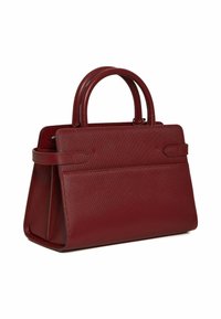 Bolso de mano texturizado rojo con dos asas redondeadas, de forma estructurada y diseño simple. Presenta un bolsillo frontal plano y lados lisos.