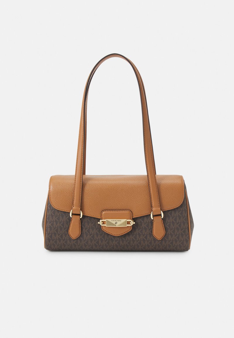 Sac à main en cuir avec une combinaison de couleurs brunes et beige, présentant une surface texturée, du matériel doré, des poignées courtes et un fermoir à rabat.