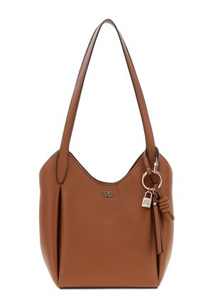 Sac bandoulière Guess camel avec une large sangle, logo argenté, porte-clés décoratif et breloque cadenas suspendue à la poignée.