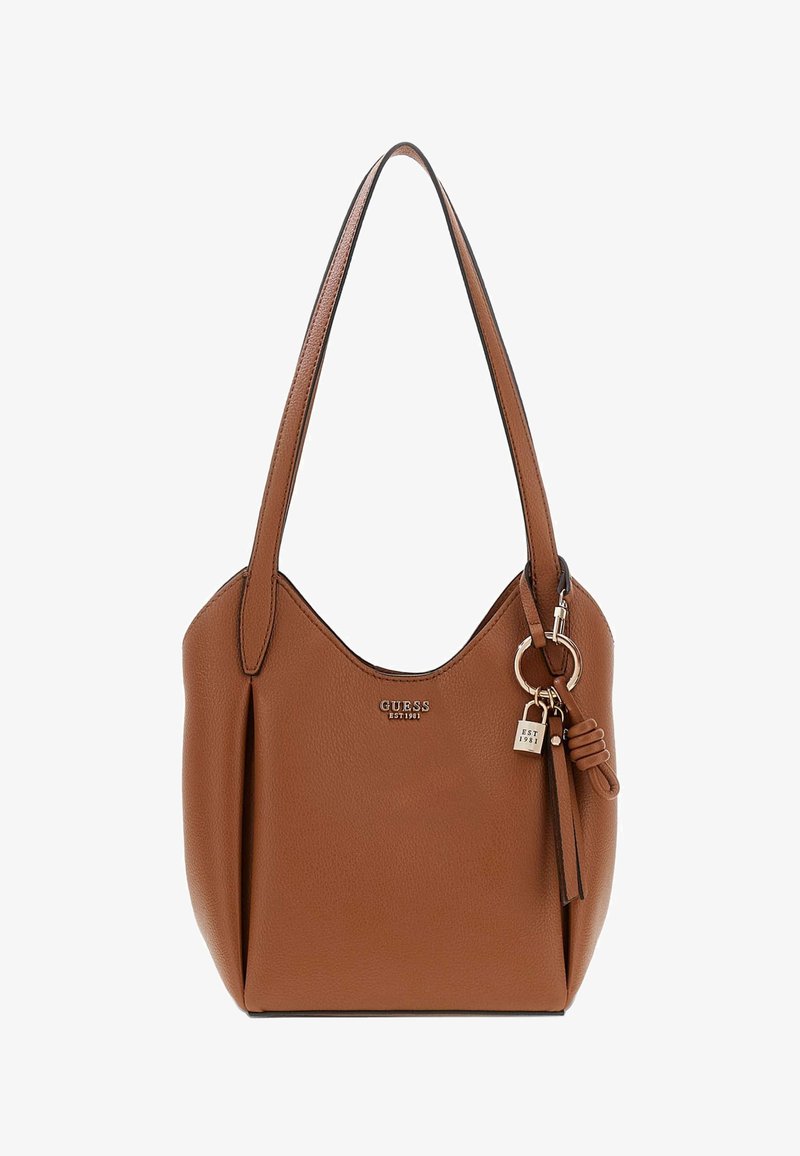 Sac bandoulière Guess camel avec une large sangle, logo argenté, porte-clés décoratif et breloque cadenas suspendue à la poignée.