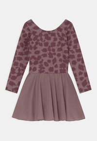 Langemouwjurk in mauve met een gestructureerd lijfje met een donker gespikkeld patroon en een vloeiende rok van lichtgewicht stof.