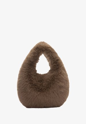 Brązowa torebka z sztucznego futra o unikalnym kształcie kropli i owalnym uchwycie. Tekstura jest miękka i puszysta, z gładkim dnem.