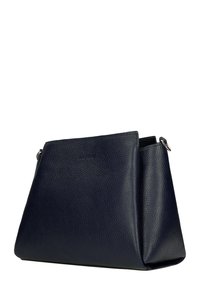 Granatowa skórzana torba na ramię o fakturowanym wykończeniu, z wyraźnie uformowanym designem i boczną kieszenią, zabezpieczona srebrnymi detalami.