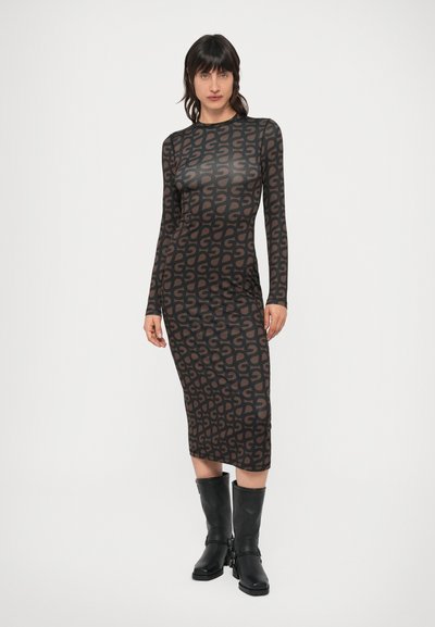 Φόρεμα με μακριά μανίκια, εφαρμοστό, σε μαύρο χρώμα με καφέ αφηρημένο σχέδιο, μέχρι το γόνατο, κατασκευασμένο από λεία, ελαστική ύφανση, συνδυασμένο με μαύρες μπότες μέχρι το γόνατο.