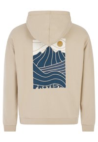 Beige katoenen hoodie met een blauwe grafische afbeelding van golven en bergen op de achterkant, met een zon en het woord "PROTEST" onderaan.