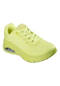 Helles, gelbes Sport sneaker mit Mesh-Obermaterial, strukturierten Akzenten, runder Zehenpartie, Schnürverschluss und sichtbarer Luftpolsterung in der Ferse.