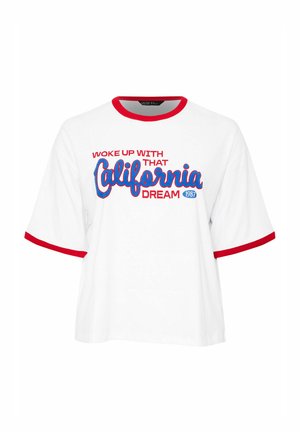 Camiseta blanca de manga corta con cuello y bordes de las mangas en rojo, texto en azul y rojo que dice "Desperté con ese sueño californiano 1987" en el frente.