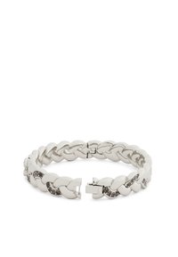 Metallkedja armband med en polerad silverfinish. Har sammanlänkande länkar och accenter av små mörka ädelstenar. Stängnings mekanism synlig.