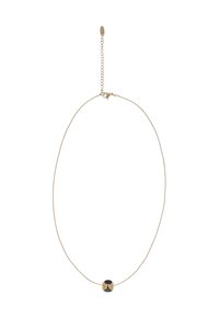 Zlatavý náhrdelník s tenkým řetízkem a oválným přívěskem. Přívěsek má černý akcent, což vytváří jednoduchý, elegantní design.