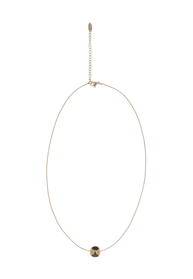 Zlatavý náhrdelník s tenkým řetízkem a oválným přívěskem. Přívěsek má černý akcent, což vytváří jednoduchý, elegantní design.