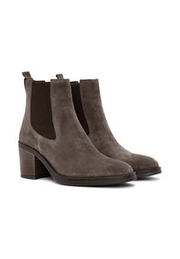 Een paar bruin suède enkelbooties met elastische zijpanelen en blokhakken op een witte achtergrond.