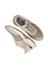 Beige sneakers van mesh en suede materialen. Voorzien van vlakke veters, een gevoerd kraagje en een contrasterende witte zool met een gouden accent aan de zijkant.