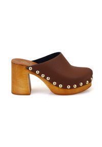 Sabot en cuir marron avec un embout rond, doté d'un talon en bois, de clous métalliques sur le côté et d'une finition texturée.