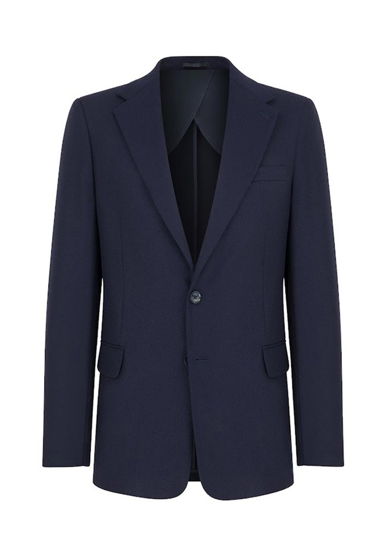 Granatowa marynarka z fakturowanej tkaniny, z klapami o wycięciu, jednym guzikiem i dwoma przednimi kieszeniami. Charakteryzuje się slim fit.