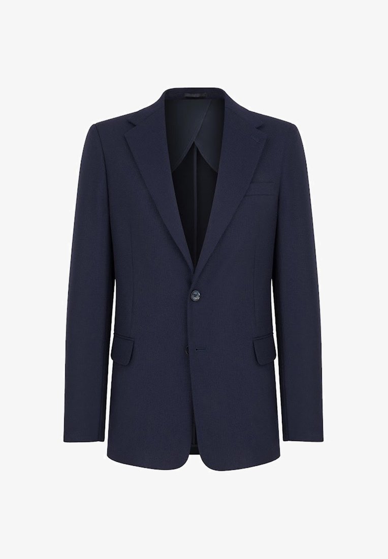 Granatowa marynarka z fakturowanej tkaniny, z klapami o wycięciu, jednym guzikiem i dwoma przednimi kieszeniami. Charakteryzuje się slim fit.