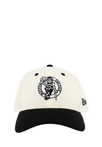 Cappellino da baseball con una corona avorio e una visiera nera. Il logo centrato riporta la scritta "BOSTON CELTICS" con un leprecauno in stile cartoon.