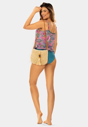 Torebka w kolorze tan z brązowym paskiem, wzorzystym fioletowym wykończeniem u góry i tealowym na dole. Posiada detal w postaci frędzelka i koralików.