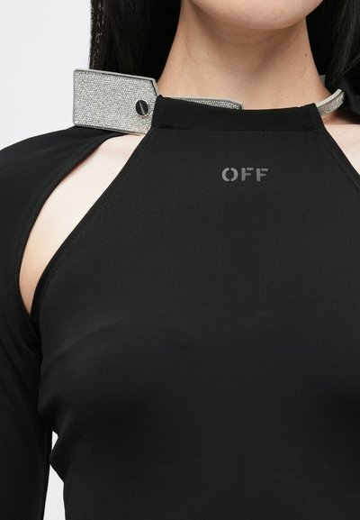 Fekete cropped top, nyakpántos dizájnnal, ezüst színű kiegészítőkkel és diszkrét "OFF" felirattal a szövetbe nyomva. Simaszövet.