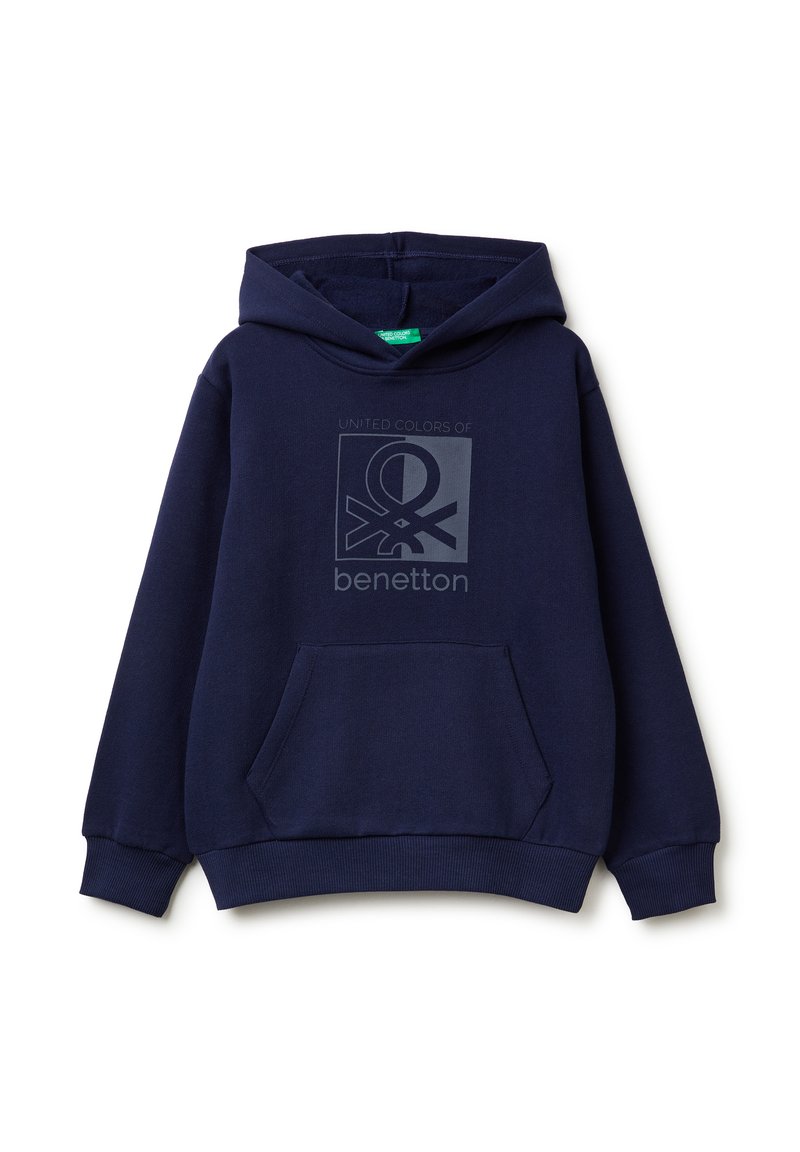 Granatowa bawełniana bluza z kapturem z przednią kieszenią, ściągaczem w kapturze oraz szarym nadrukiem logo, który mówi "United Colors of Benetton."