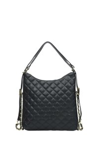 Quiltowana czarna skórzana torebka z zaokrąglonym dnem, z długim paskiem na ramię i akcentem łańcuszka. Gładka tekstura, złocone okucia.