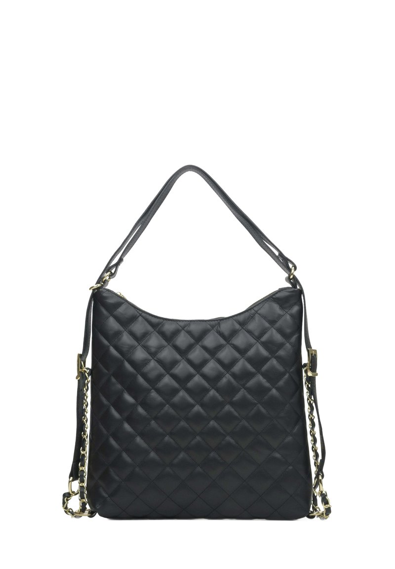 Quiltowana czarna skórzana torebka z zaokrąglonym dnem, z długim paskiem na ramię i akcentem łańcuszka. Gładka tekstura, złocone okucia.