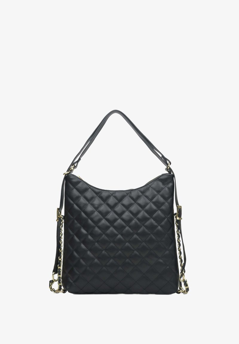 Quiltowana czarna skórzana torebka z zaokrąglonym dnem, z długim paskiem na ramię i akcentem łańcuszka. Gładka tekstura, złocone okucia.