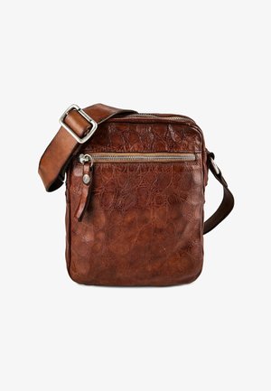 Sac bandoulière en cuir marron texturé avec une poche zippée à l'avant et une sangle large réglable avec boucle métallique.
