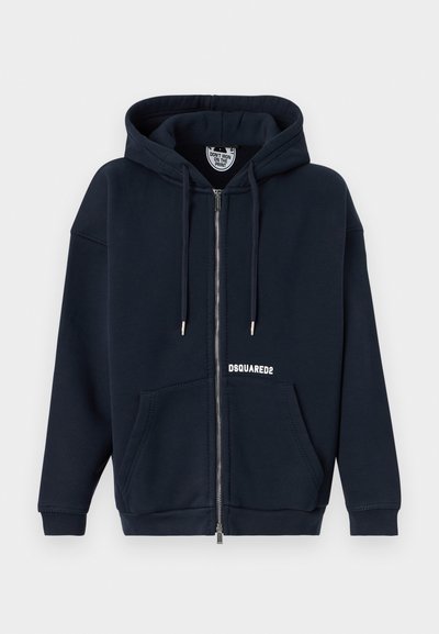 Μπλε ναυτικό φούτερ με φερμουάρ, κορδόνια, τσέπες μπροστά και λευκό λογότυπο "DSQUARED2" στην περιοχή της αριστερής τσέπης.