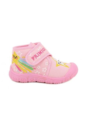 Scarpa in tessuto rosa con cinturino in velcro, caratterizzata da una grafica di stella e arcobaleno, e una suola in gomma testurizzata con il marchio "PRIMIGI" impresso.